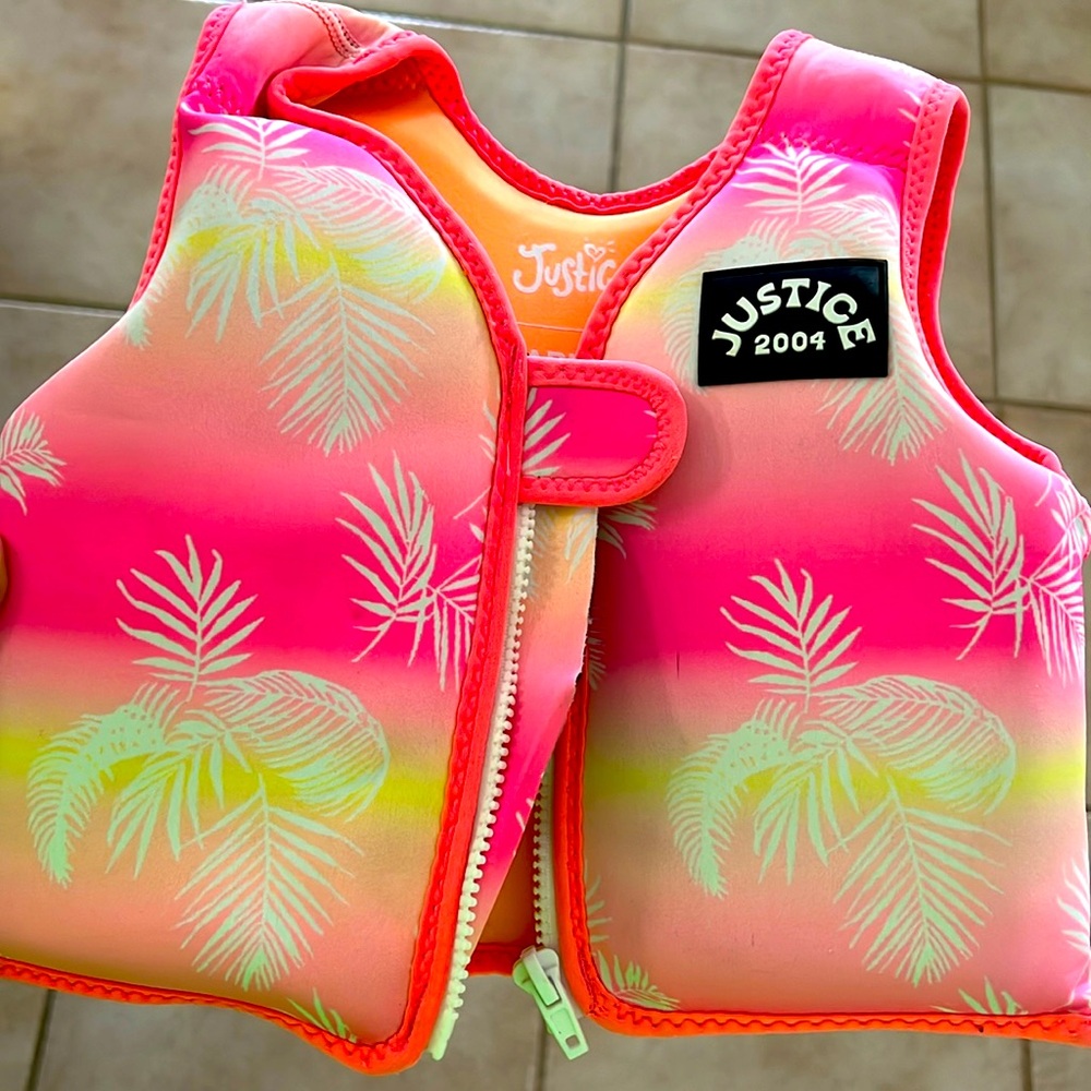 Kids life jacket ages 2-4 years old.  Swimming accessories.